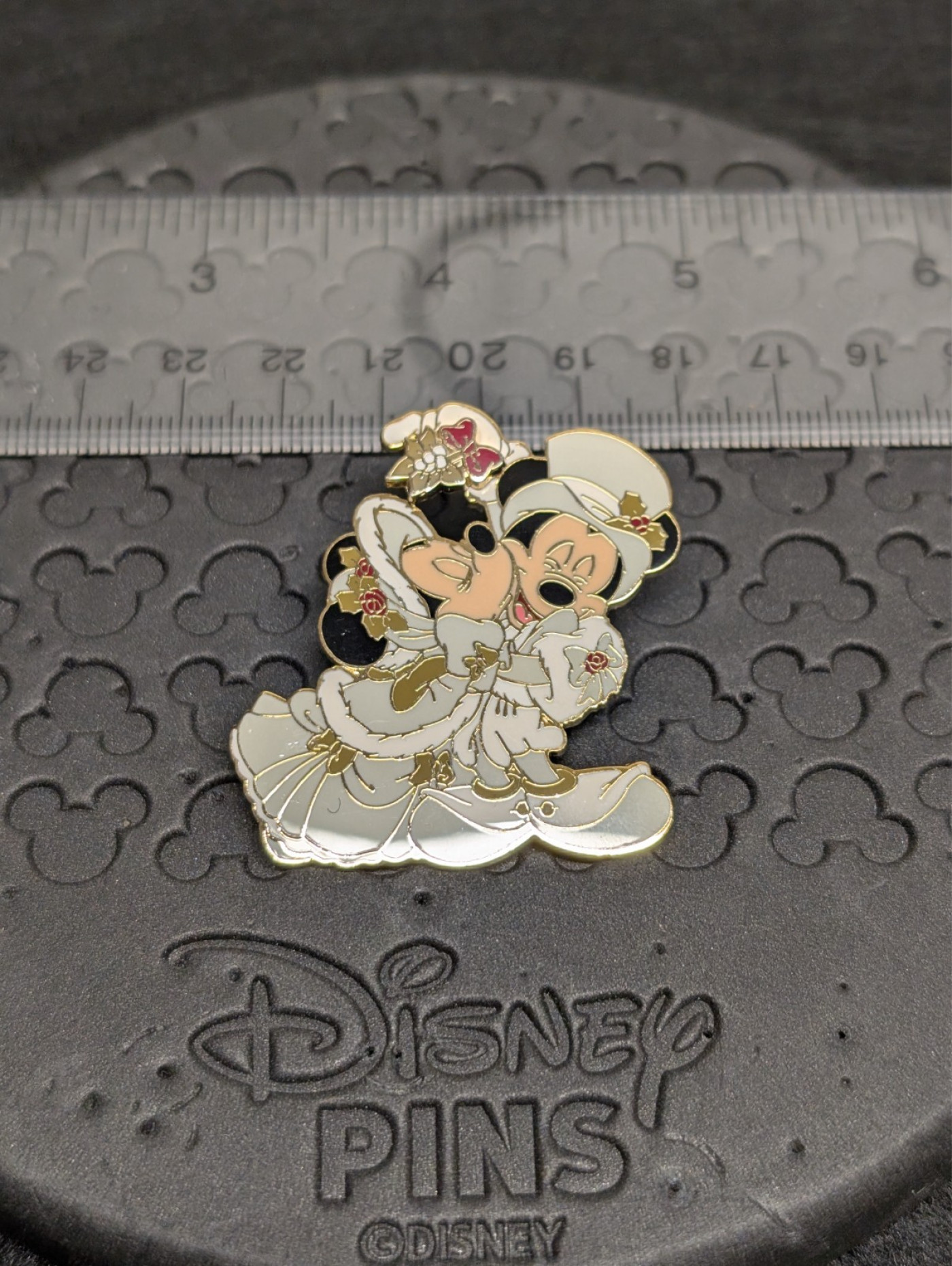 2005 Holiday Christmas Mickey Minnie Victorian Mistletoe Disney Pin