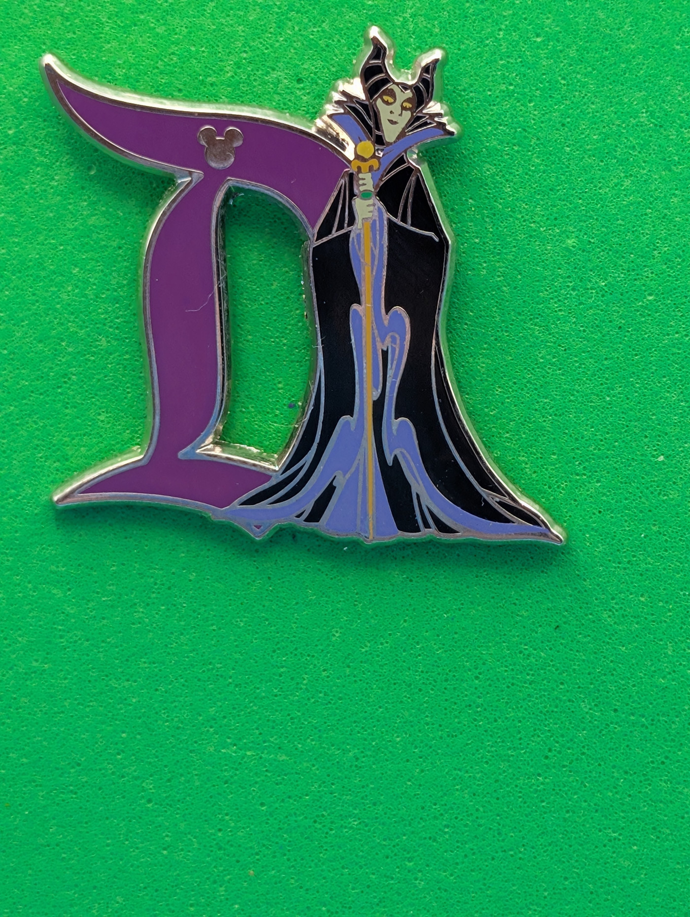 2020 Hidden Mickey Disneyland D Maleficent Villain Disney pin DLR