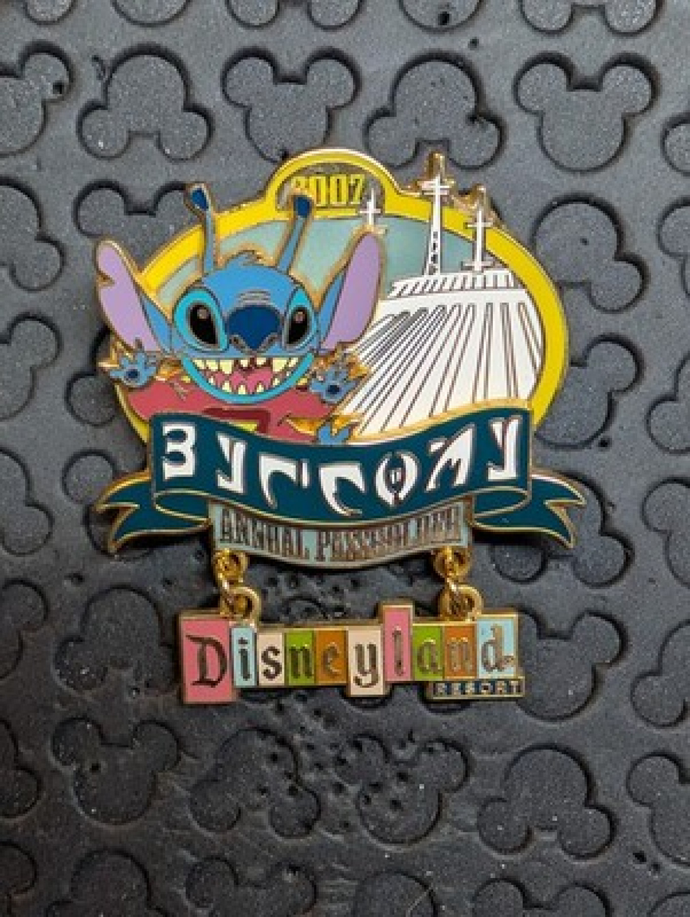 DLR Welcome Annual Passholder 2007 - Stitch Alien Dangle LE Disney Pin 55283
