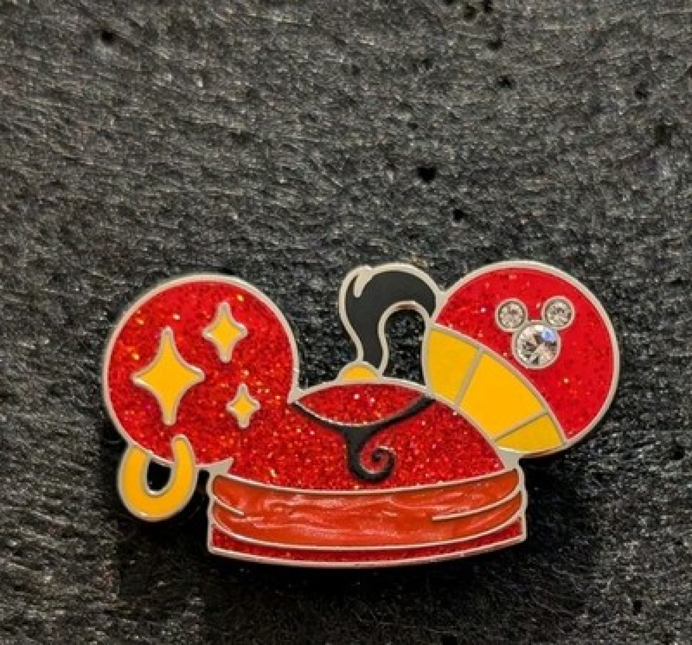 Super Chaser Wave B WDW * 2025 Disney Hidden Mickey Pin Red Genie Jafar Ear Hat