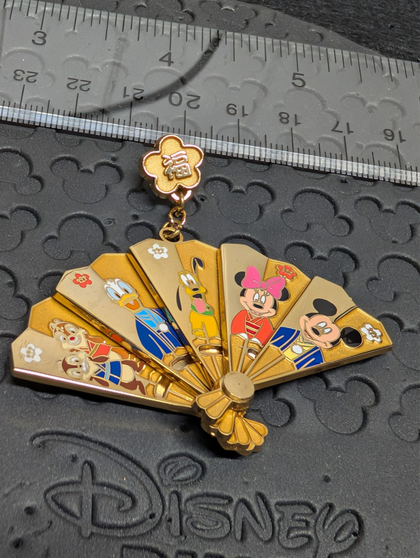 DISNEY JAPANESE NEW YEAR FOLDING FAN PIN CHIP & DALE PLUTO