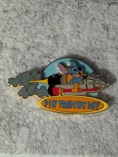 Disney DLPR Stitch in Rocket Ship pin Trading Day 2005 LE 800 182/800