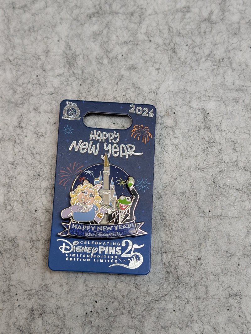 Happy New Year 2026 Kermit and Miss Piggy - Disney Pin Trading 25th Anniversary