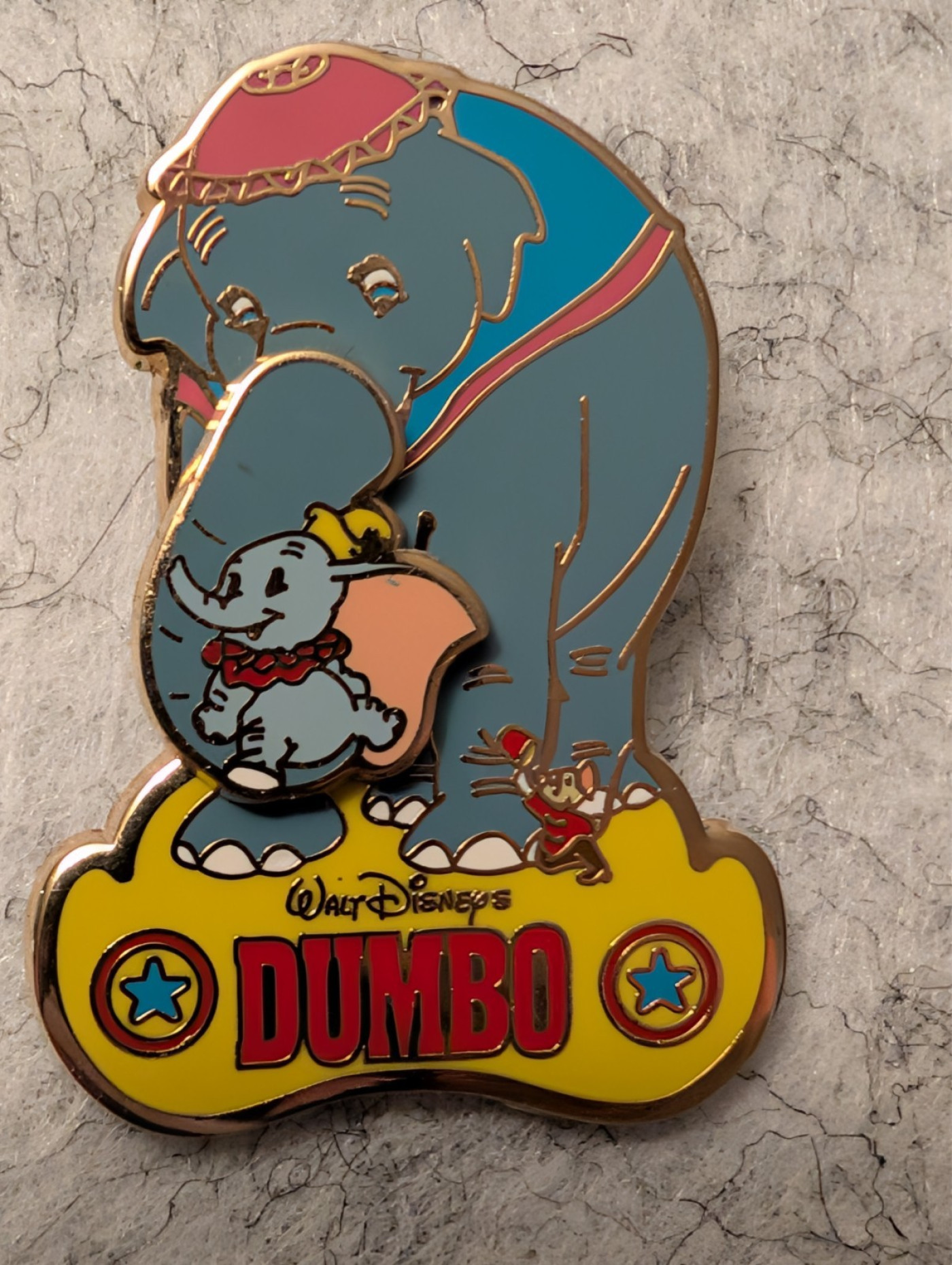 Disney  2004 - MRS. JUMBO SWINGING Dumbo pin