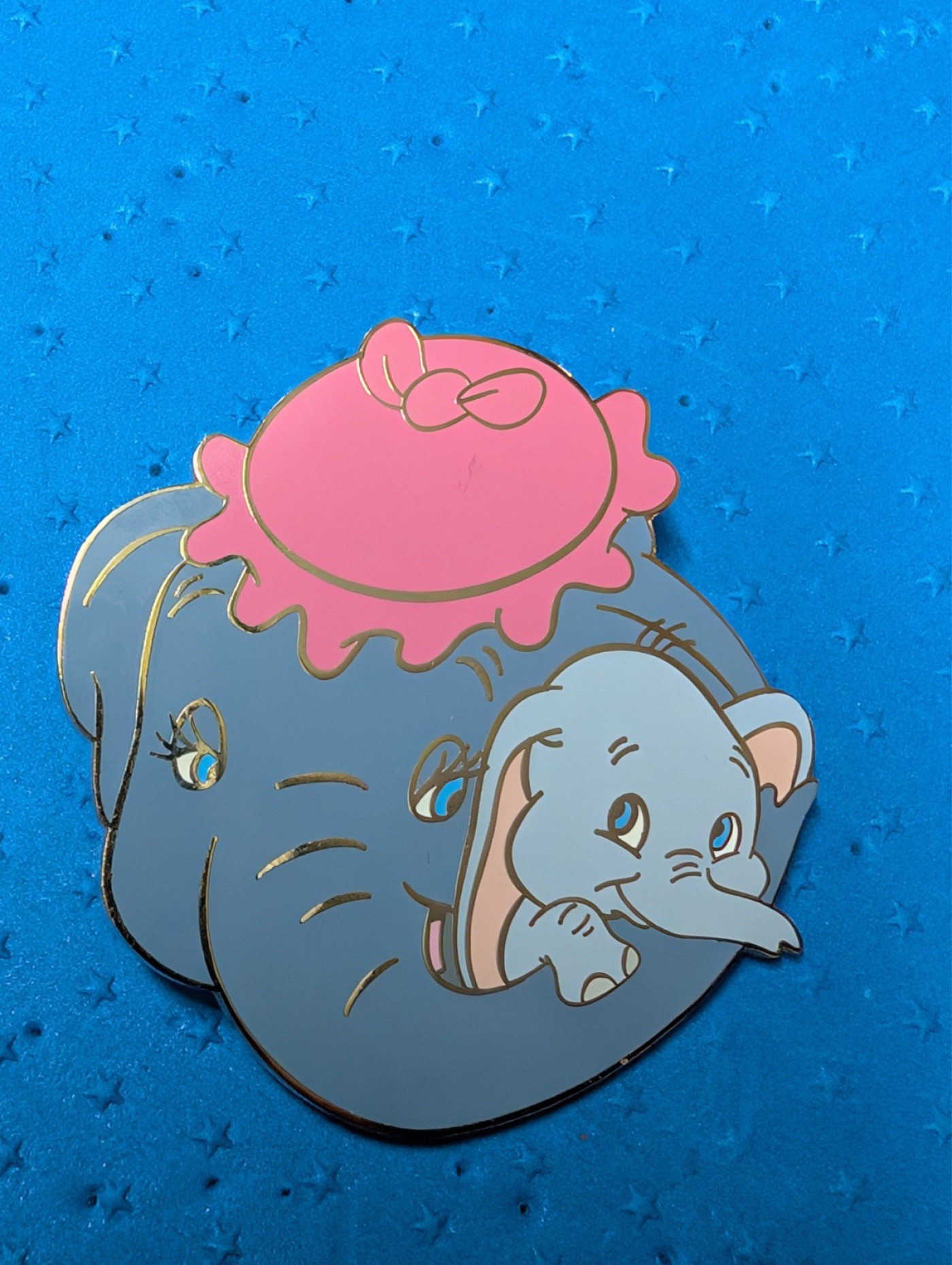 Disney Auctions (P.I.N.S.) - Dumbo & Mother Embrace Mrs. Jumbo LE Pin
