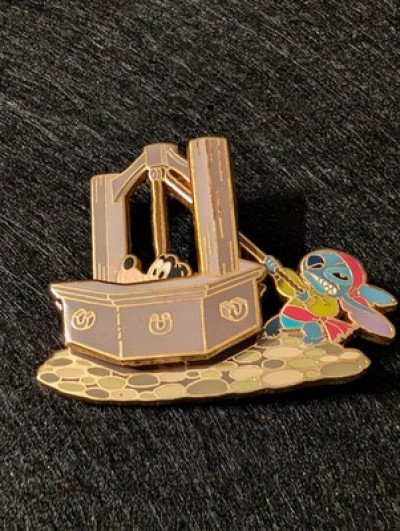 2006 Disney Pirates Of The Caribbean Stitch & Goofy Water Well Pin